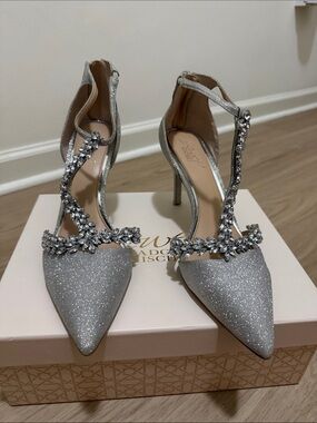 Badgley Mischka Silver Glitter T-Strap Crystal Embellished Women's Heels size8.5